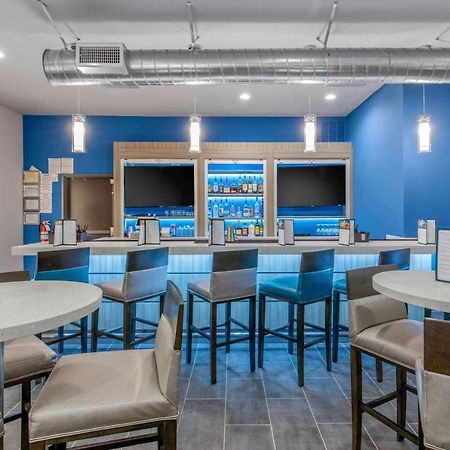 Clarion Inn & Suites Dfw North Ирвинг Экстерьер фото