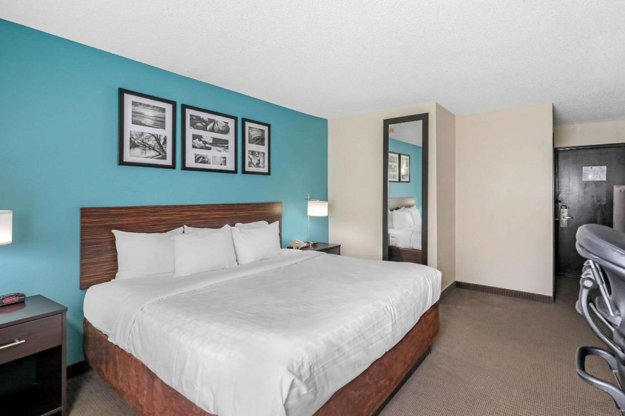 Clarion Inn & Suites Dfw North Ирвинг Экстерьер фото