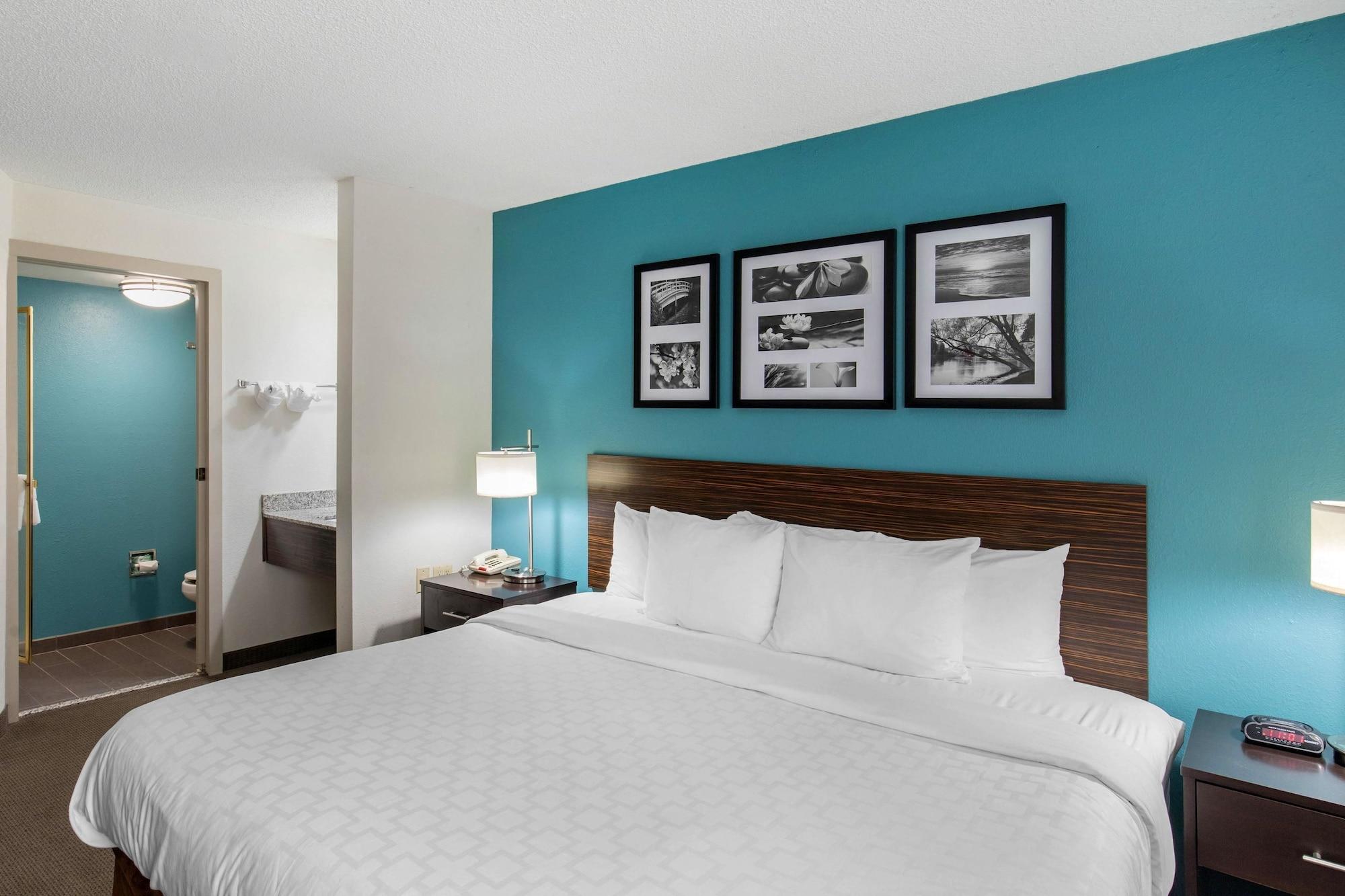 Clarion Inn & Suites Dfw North Ирвинг Экстерьер фото