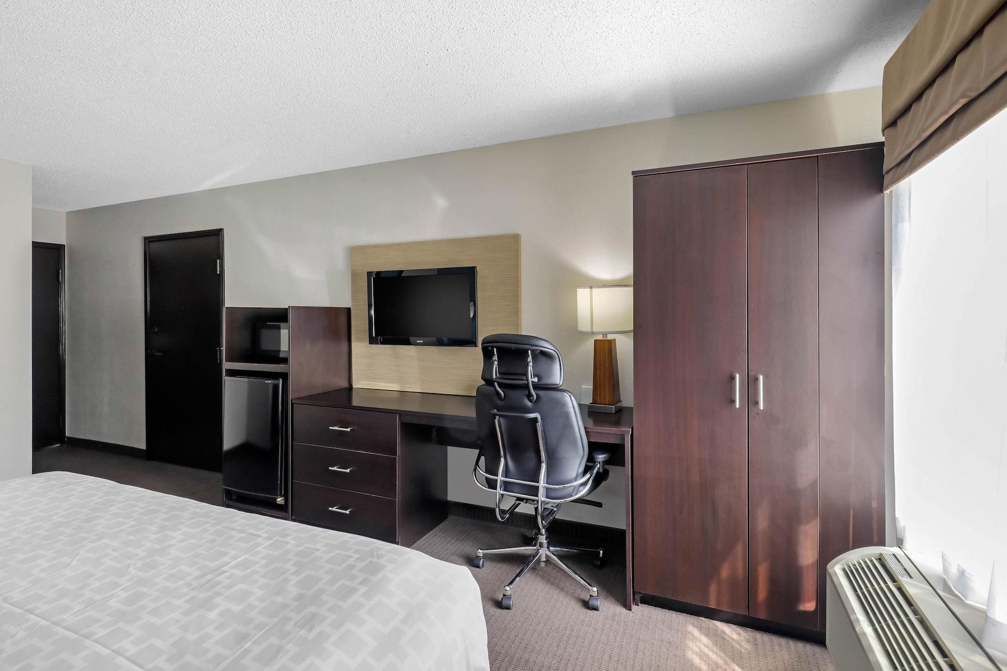 Clarion Inn & Suites Dfw North Ирвинг Экстерьер фото