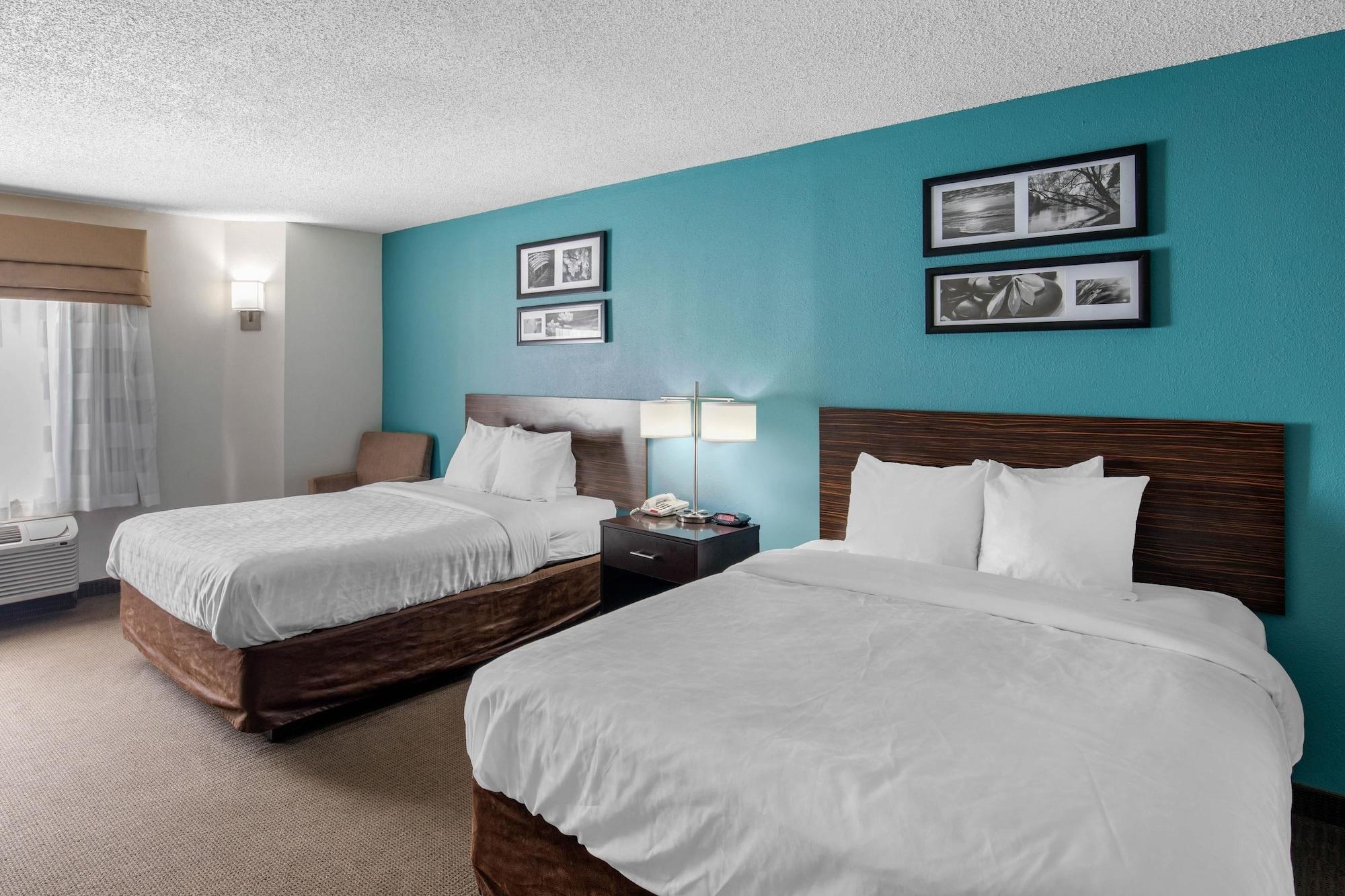 Clarion Inn & Suites Dfw North Ирвинг Экстерьер фото