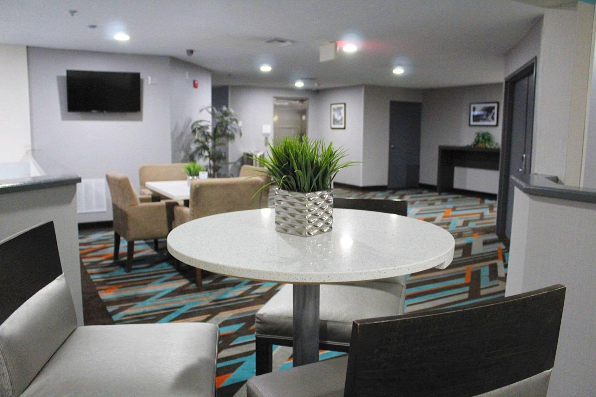 Clarion Inn & Suites Dfw North Ирвинг Экстерьер фото