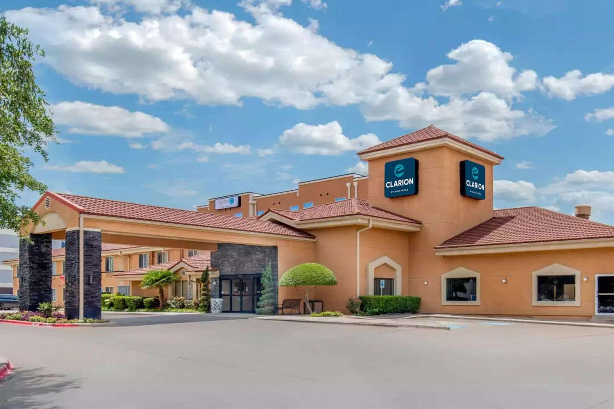 Clarion Inn & Suites Dfw North Ирвинг Экстерьер фото