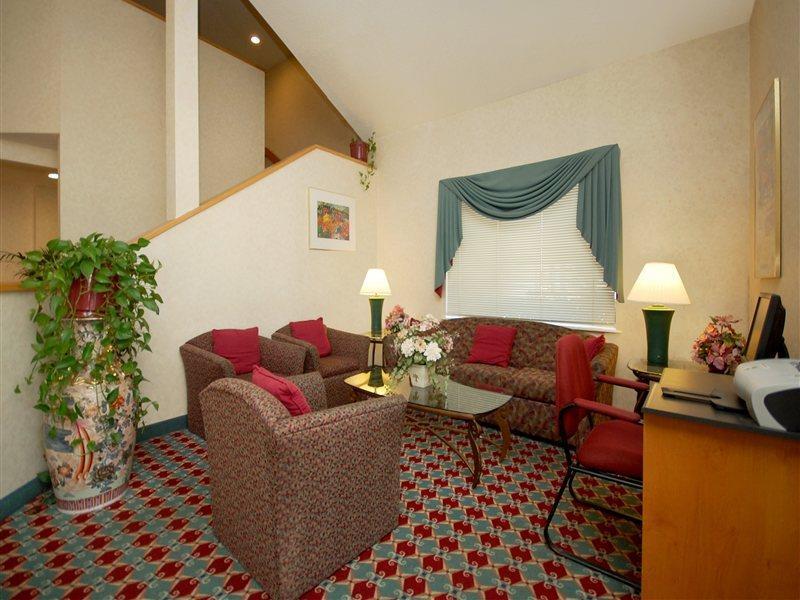 Clarion Inn & Suites Dfw North Ирвинг Экстерьер фото