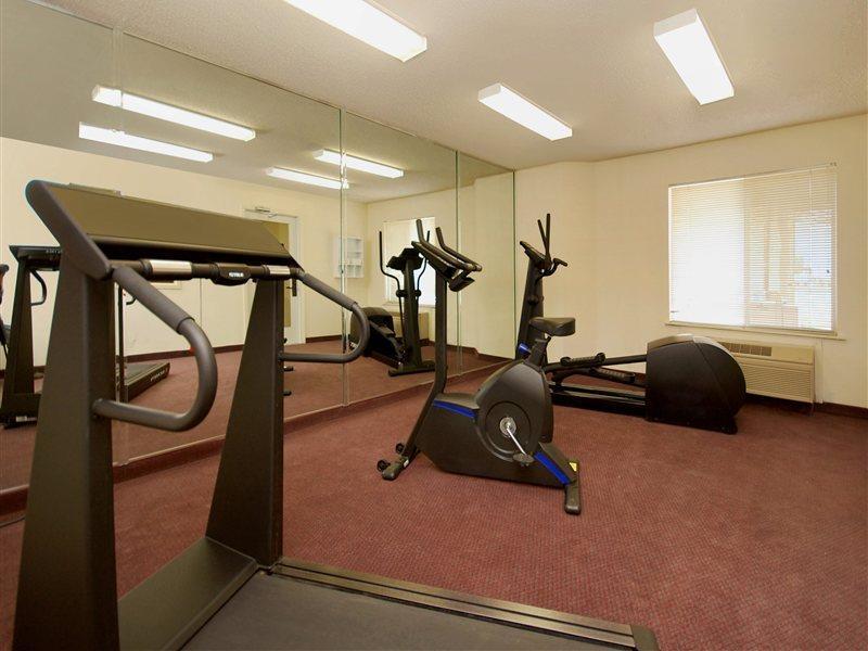 Clarion Inn & Suites Dfw North Ирвинг Экстерьер фото
