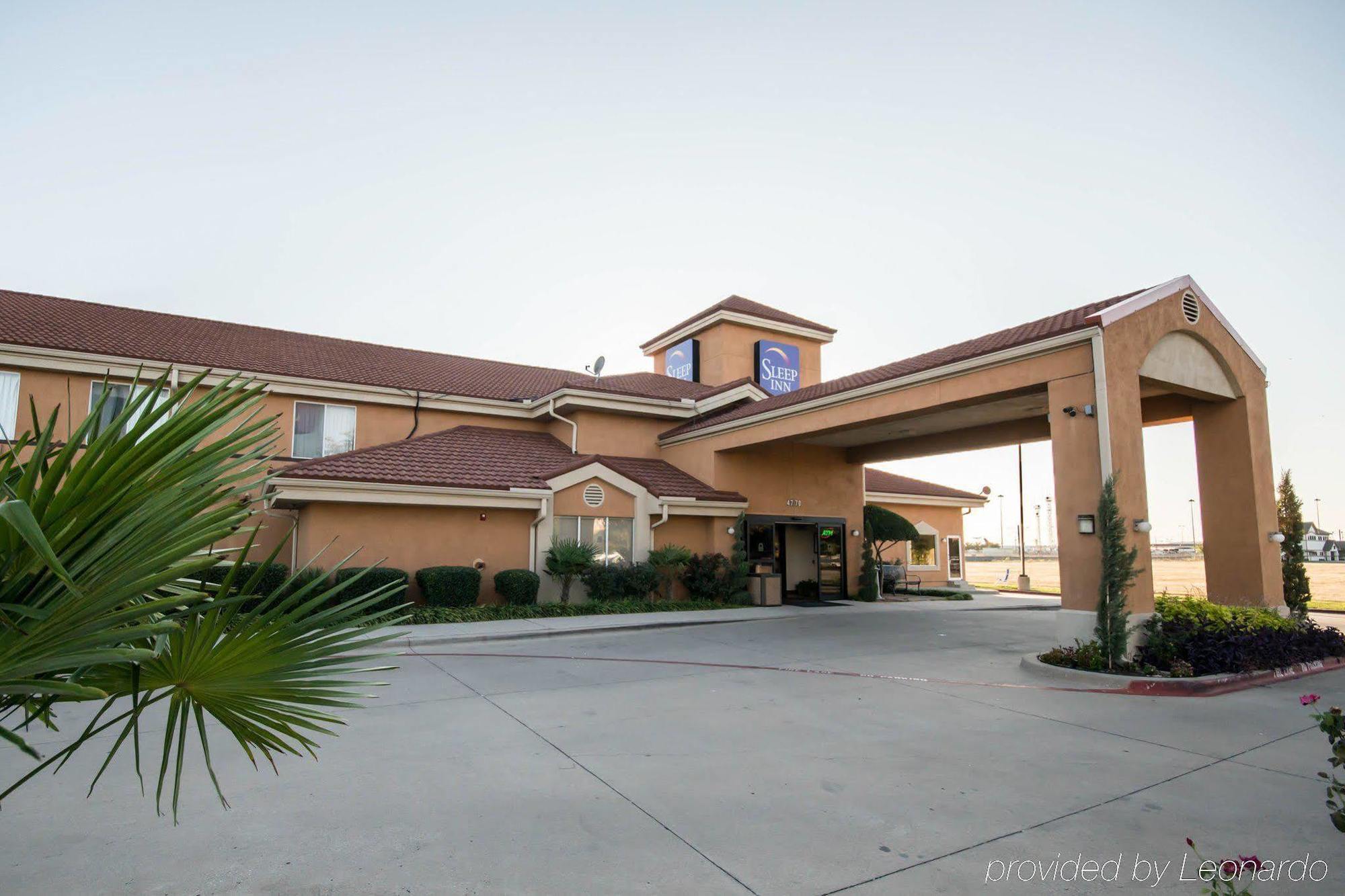 Clarion Inn & Suites Dfw North Ирвинг Экстерьер фото