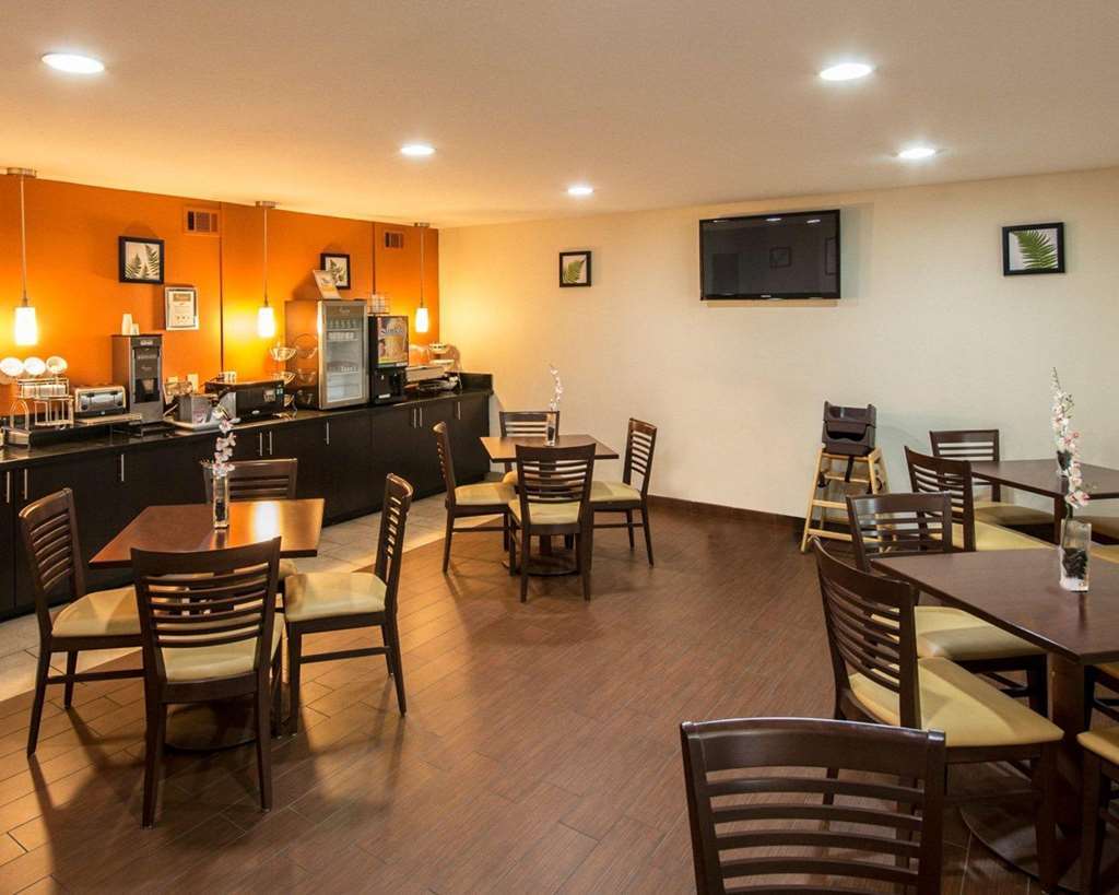 Clarion Inn & Suites Dfw North Ирвинг Экстерьер фото