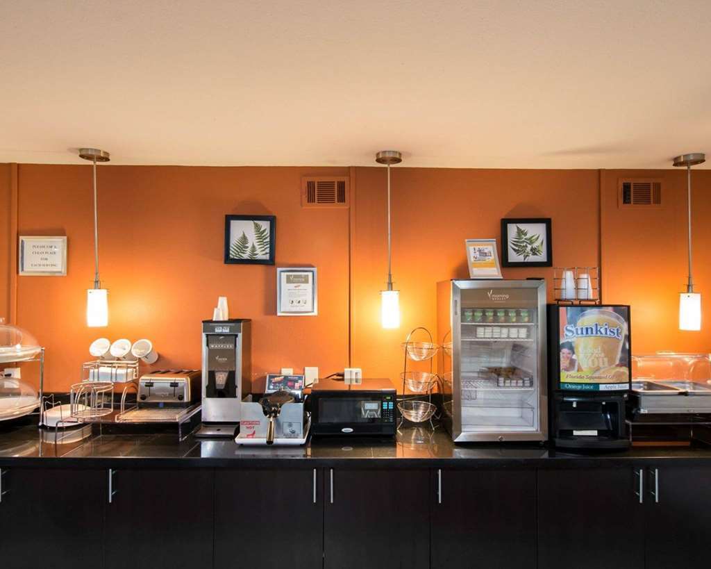 Clarion Inn & Suites Dfw North Ирвинг Экстерьер фото