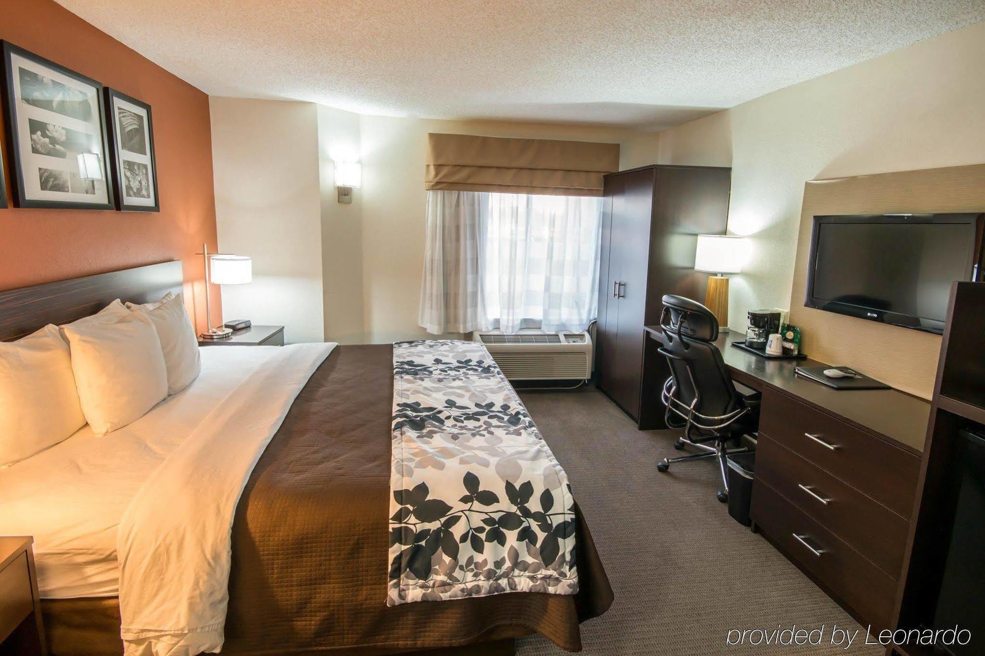 Clarion Inn & Suites Dfw North Ирвинг Экстерьер фото