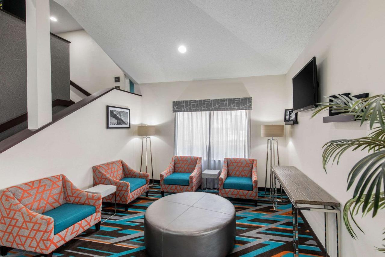 Clarion Inn & Suites Dfw North Ирвинг Экстерьер фото