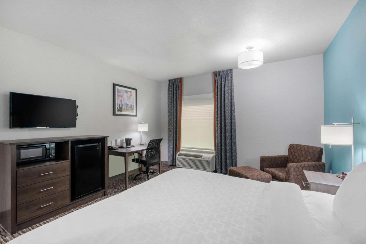 Clarion Inn & Suites Dfw North Ирвинг Экстерьер фото