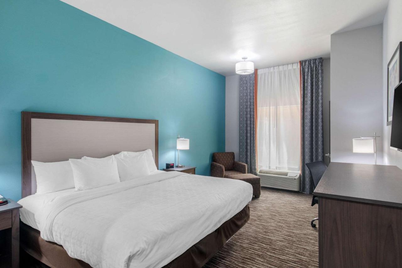 Clarion Inn & Suites Dfw North Ирвинг Экстерьер фото
