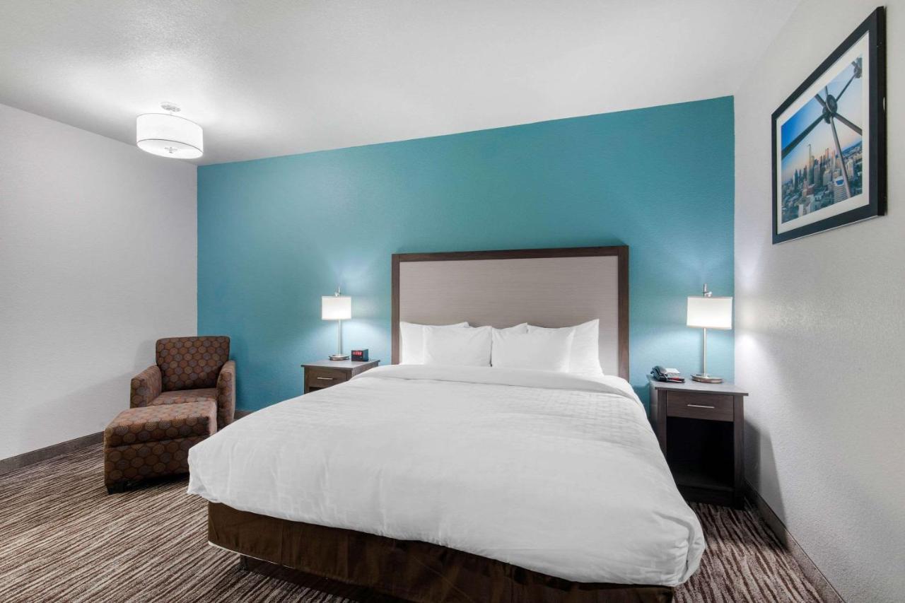 Clarion Inn & Suites Dfw North Ирвинг Экстерьер фото