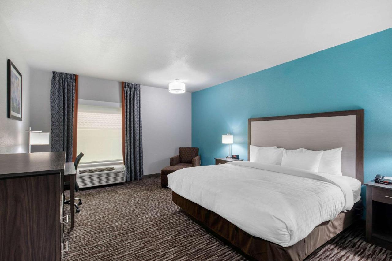 Clarion Inn & Suites Dfw North Ирвинг Экстерьер фото