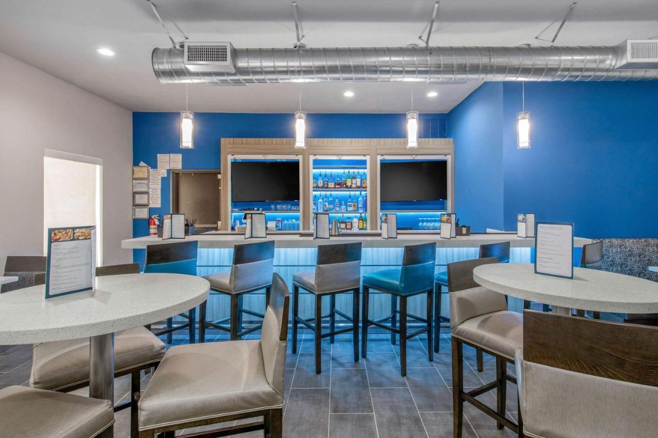Clarion Inn & Suites Dfw North Ирвинг Экстерьер фото