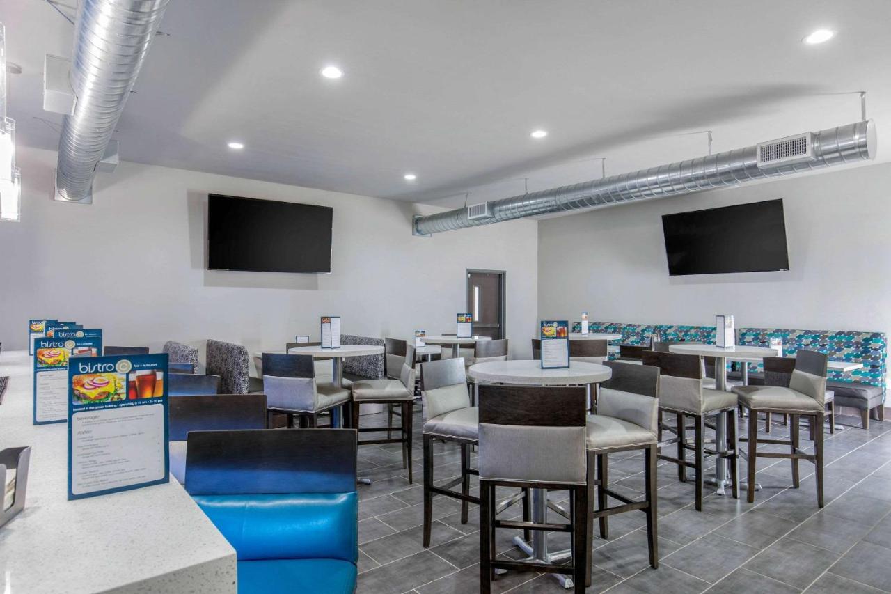 Clarion Inn & Suites Dfw North Ирвинг Экстерьер фото