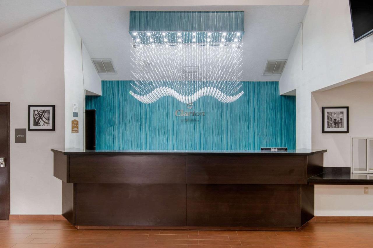Clarion Inn & Suites Dfw North Ирвинг Экстерьер фото
