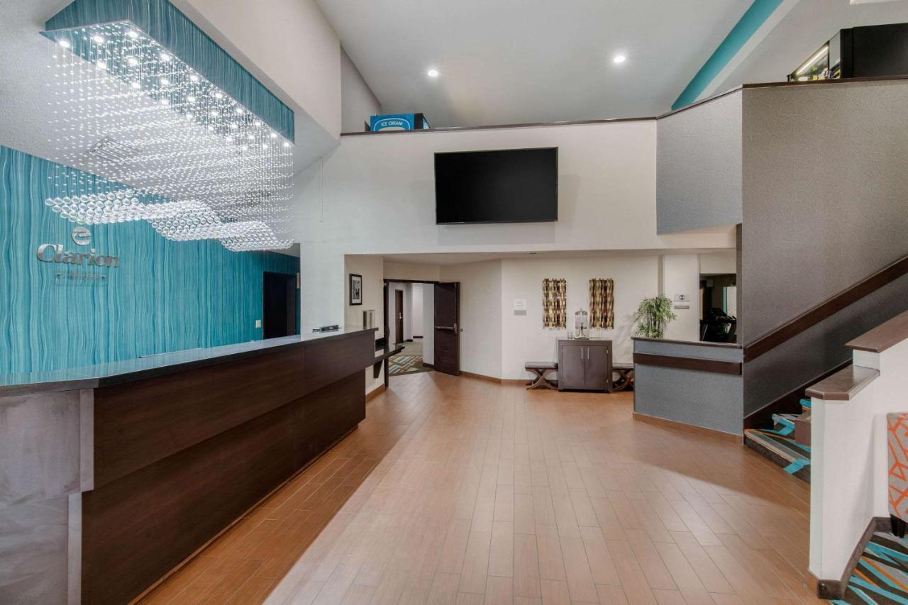 Clarion Inn & Suites Dfw North Ирвинг Экстерьер фото