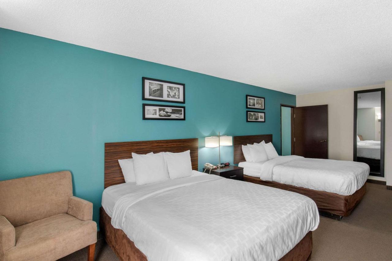 Clarion Inn & Suites Dfw North Ирвинг Экстерьер фото