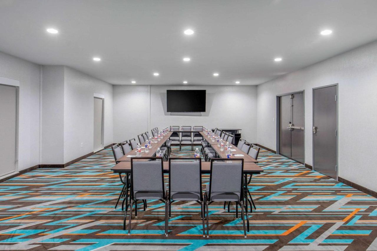 Clarion Inn & Suites Dfw North Ирвинг Экстерьер фото