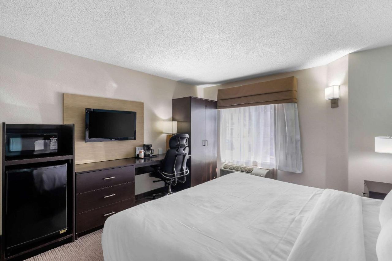 Clarion Inn & Suites Dfw North Ирвинг Экстерьер фото