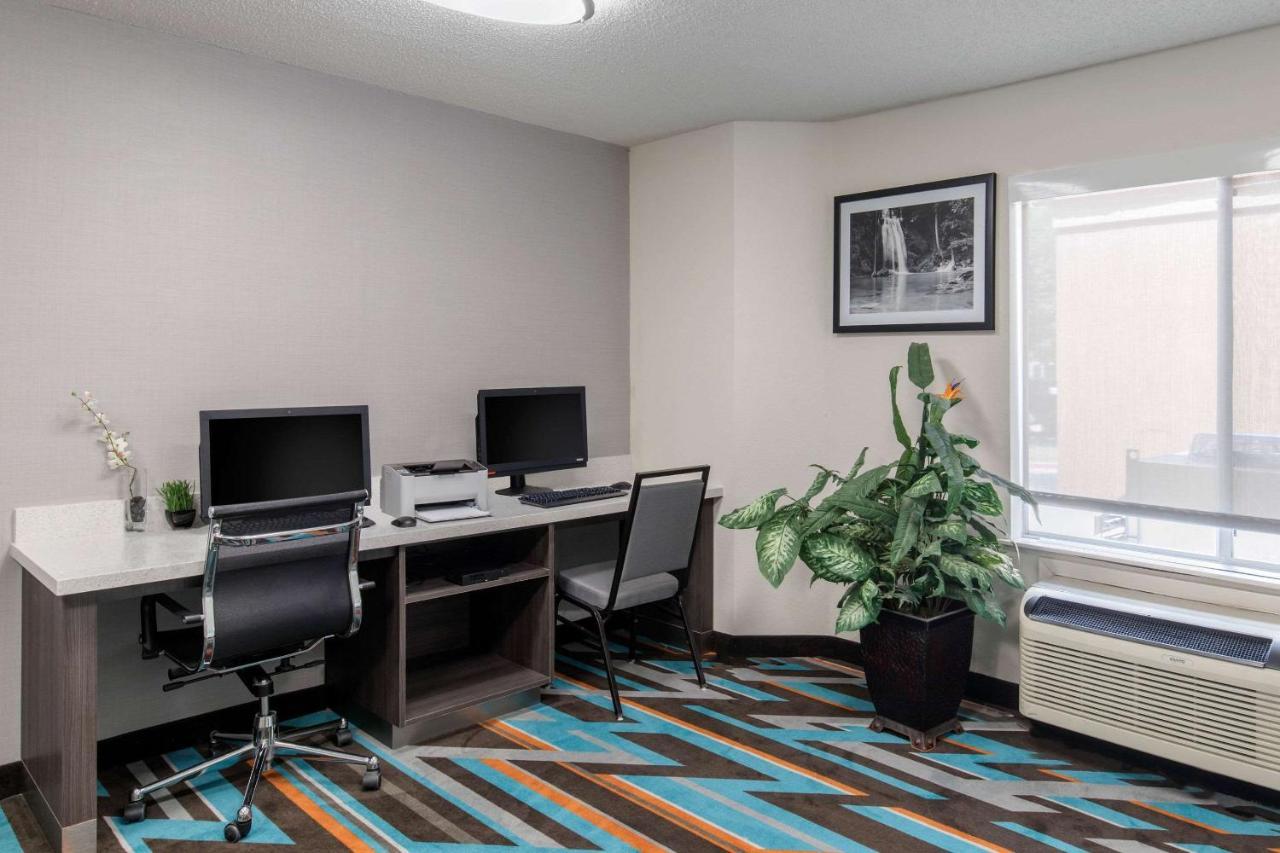 Clarion Inn & Suites Dfw North Ирвинг Экстерьер фото