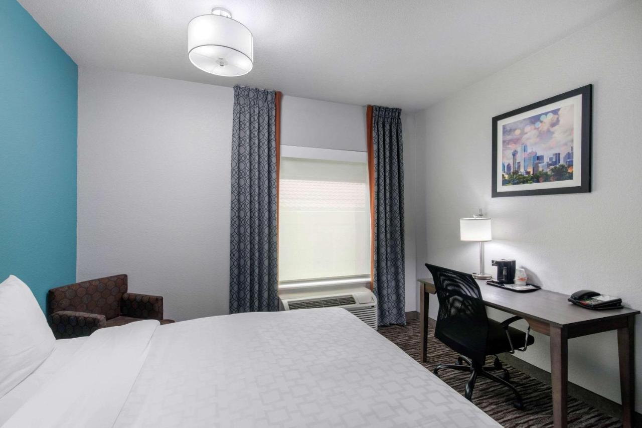 Clarion Inn & Suites Dfw North Ирвинг Экстерьер фото