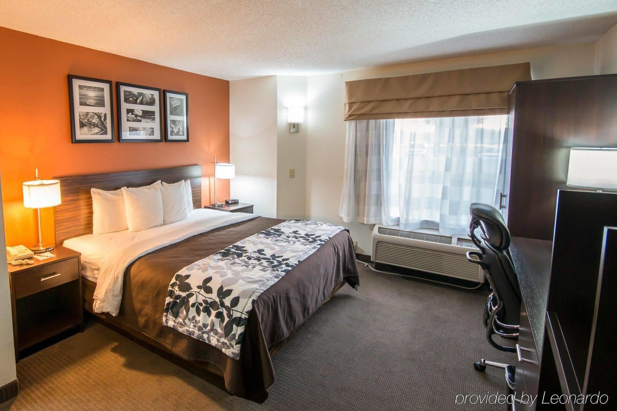Clarion Inn & Suites Dfw North Ирвинг Экстерьер фото