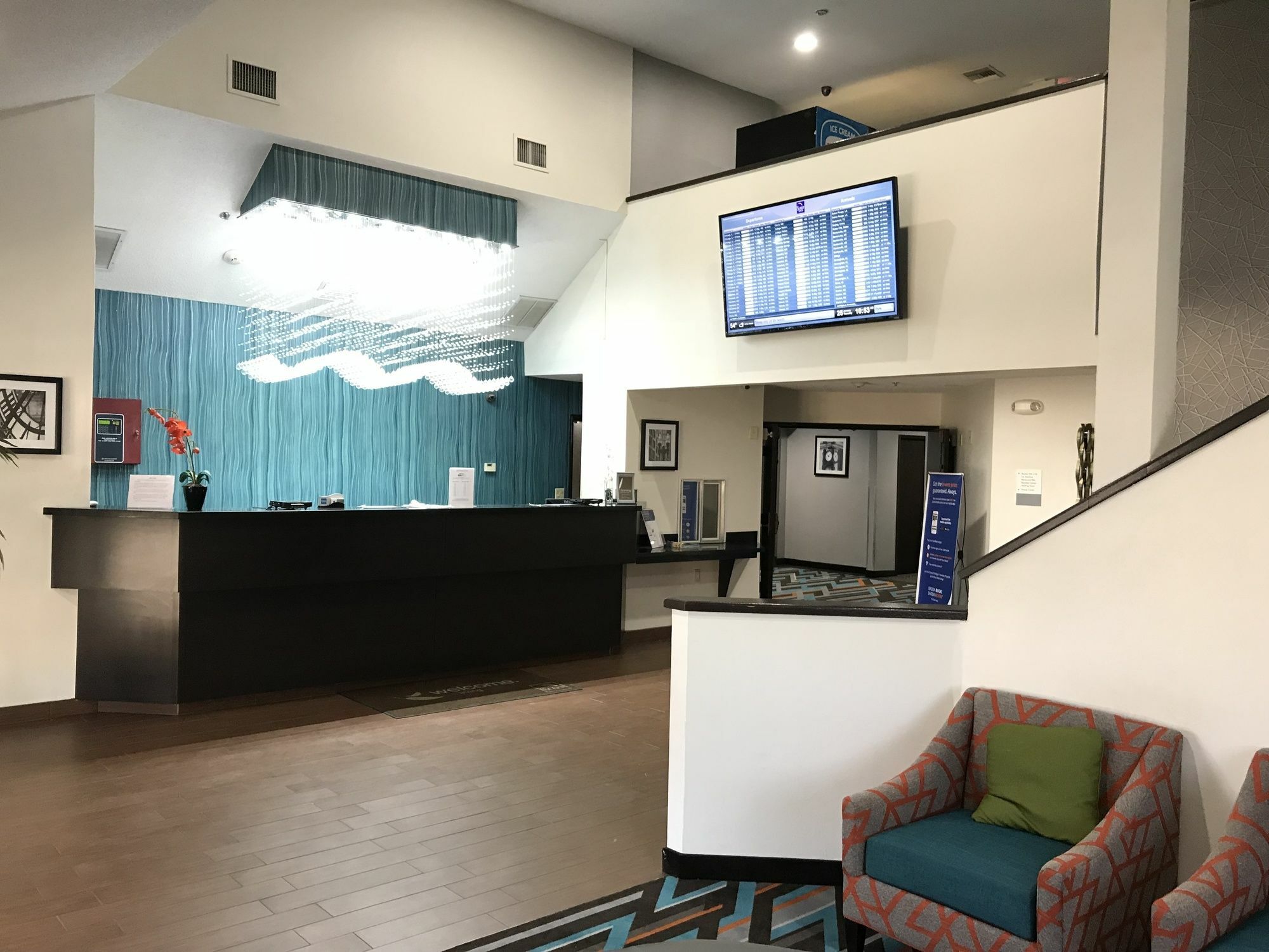 Clarion Inn & Suites Dfw North Ирвинг Экстерьер фото
