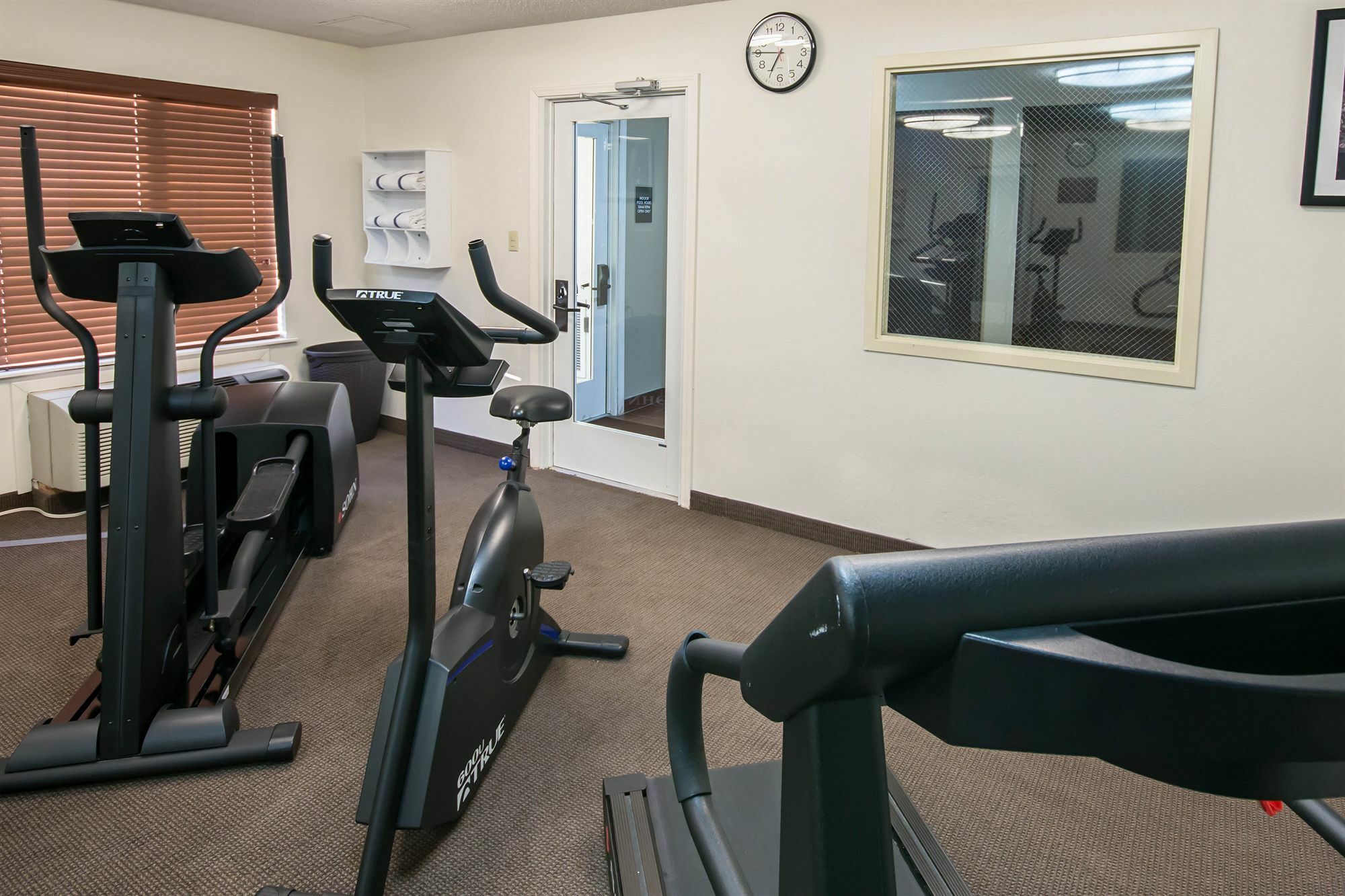 Clarion Inn & Suites Dfw North Ирвинг Экстерьер фото